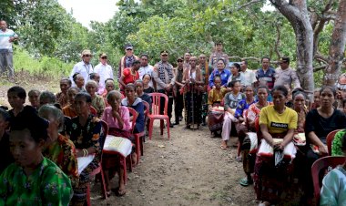 Jumat-Curhat,-Kapolres-Sikka-Kunjungi-Pulau-Palue-Serap-Aspirasi-Dan-Salurkan-Bantuan-Beras-Dari-Kapolri