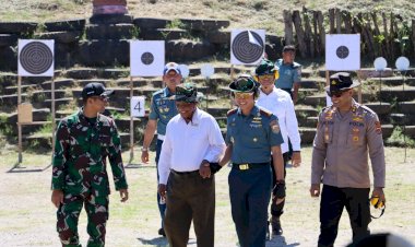 Jalin-Sinergitas-Kapolres-Sikka-Latihan-Menembak-Bersama-Forkopimda