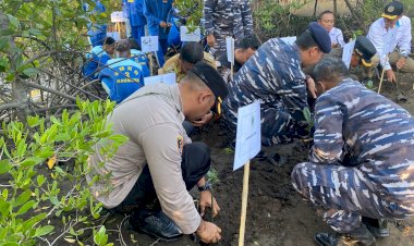 Kapolres-Sikka-Menghadiri-Kegiatan-Puncak-Penanaman-Mangrove-Nasional--Serentak-Jajaran-TNI-di-Seluruh-Indonesia-Oleh-Presiden-RI