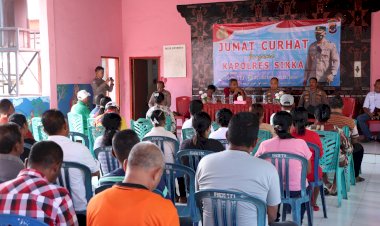 Jumat-Curhat,-Wakapolres-Dengarkan-Keluhan-Masyarakat-Kel.-Kabor-dan-Bagikan-Bantuan-Dari-Kapolres-Sikka