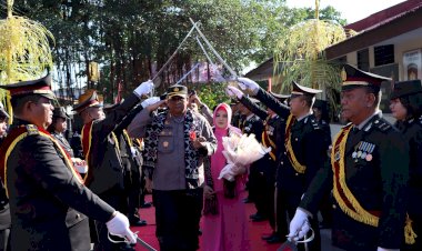 Tradisi-Pedang-Pora-Sambut-Kapolres-AKBP-Hardi-Dinata-H.,-S.I.K.,-M.M.-di-Mapolres-Sikka