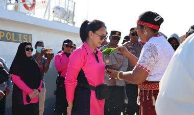 Kunjungi-Pulau-Palue,-Ketua-Umum-Bhayangkari-Ny.-Juliati-Sigit-Prabowo-Berikan-Bansos-dan-Resmikan-Bak-Penampung-Air-Untuk-Warga-Palue