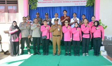 Ketua-Umum-Bhayangkari-Ny.-Juliati-Sigit-Prabowo-Memberikan-Bantuan-Sosial-dan-Pengobatan-Gratis-di-Kantor-Camat-Palue