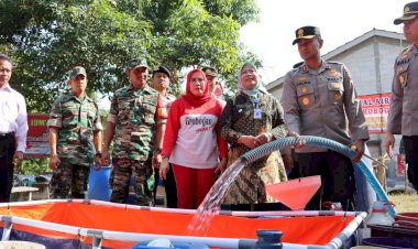 Polri-Salurkan-Bantuan-Air-Bersih-Atasi-Kekeringan-di-Grobogan