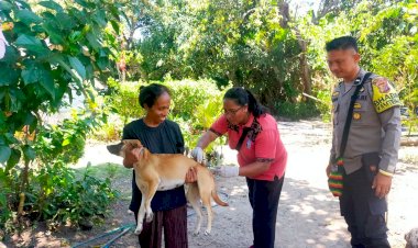 Antisipasi-Rabies,-Bhabinkamtibmas-Desa-Koting-A-Dampingi-Vaksinator-Dinas-Peternakan