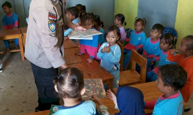 Polri-Peduli-Budaya-Literasi,-Bagikan-Buku-Kepada-Anak-anak-Sekolah-di-Pulau-Pemana