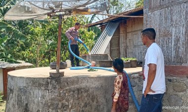 Wujud-Nyata,-Bripka-Ferdinandus-Salurkan-Air-Bersih-Kepada-Warga