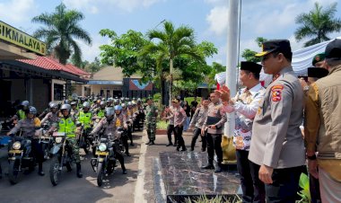 Sambutan-bahagia-warga-Tasikmalaya-terima-ribuan-paket-sembako-dari-operasi-Nusantara-Cooling-System-guna-wujudkan-Pemilu-Damai.