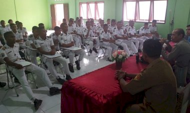 Kapolsek-Nelle-Beri-Sosialisasi-Penerimaan-Polri-di-SMK-Bina-Maritim-Maumere