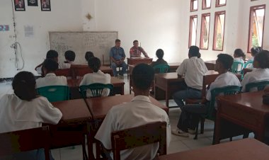 Berikan-Sosialisasi-Penerimaan-Anggota-Polri,-Kapolsek-Kewapante-Tegaskan-Masuk-Anggota-Polri-Gratis