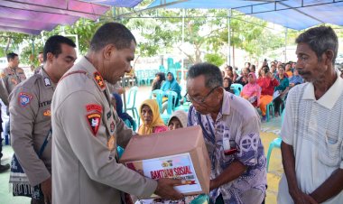 Kapolda-NTT-Berikan-Bantuan-Sosial-kepada-100-KK-di-Kecamatan-Kota-Waingapu.-