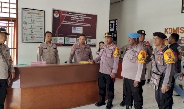 Ciptakan-Keamanan,-Polisi-Disiagakan-di-Kantor-KPU-dan-BAWASLU