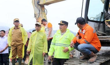 Kapolda-Sumut-Salurkan-Bantuan-dan-Pastikan-Pencarian-Korban-Longsor-di-Humbahas