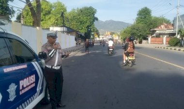 Unit-Kamsel-Sat-Lantas-Polres-Sikka-Lakukan-Penerangan-Keliling-di-Kota-Maumere