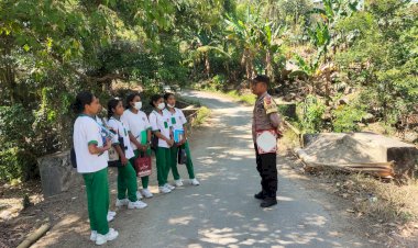 Temui-Pelajar-Saat-Pulang-Sekolah,-Bhabinkamtibmas-Polsek-Paga-Berikan-Himbauan
