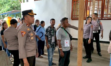 Wakapolres-Sikka-Pantau-Penyortiran-dan--Pelipatan-Surat-Suara-Di-Kantor-KPU-Kab.-Sikka.