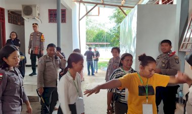 Polres-Sikka-Terjunkan-Polwan,-Cek-Para-Pekerja-Sortir-dan-Lipat-Surat-Suara-Pemilu-2024