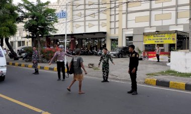 Anggota-Pos-Pam-Patung-Selamat-Datang-melakukan-Pengaturan-Arus-Lalu-Lintas