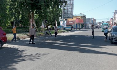 Anggota-Pos-Pam-Monumen-Tsunami-melakukan-Pengaturan-Arus-Lalu-Lintas