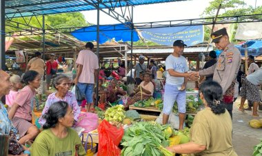 Ops-Lilin,-Kasat-Binmas-Bersama-Personilnya-Patroli-dan-Himbauan-di-Pasar-Alok-Maumere