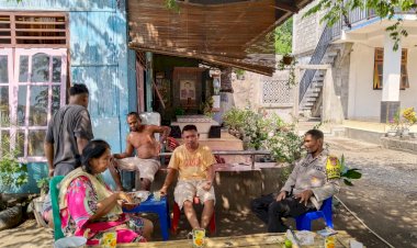 Lewat-Sambang,-Bhabinkamtibmas-Polsek-Alok-Warga-Ajak-Wujudkan-Kamtibmas-Jelang-Pemilu-2024