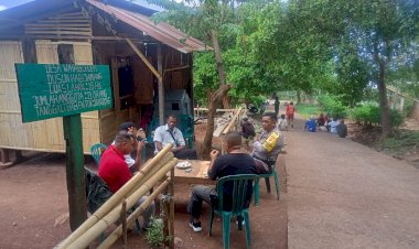 Jaga-Kamtibmas-di-Desa,-Bhabinkamtibmas-Polsek-Waigete-Terus-Tingkatkan-Sambang-Warga