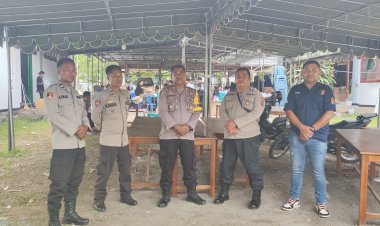 Pengecekan-Personil-Pam-di-Kantor-KPU-Kabupaten-Sikka-oleh-Kabag-Ops