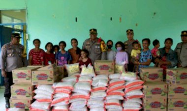 Kapolres-Sikka-Salurkan-Bantuan-Bagi-Pengungsi-Erupsi-Gunung-Lewotobi-di-3-Desa-di-Kec.-Talibura