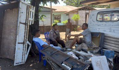 Sambang-Ke-Bengkel-Milik-Warga,-Bhabinkamtibmas-Polsek-Alok-Himbau-Warga-Jaga-Kamtibmas