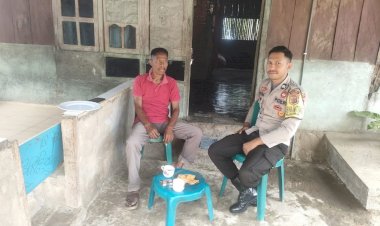 Sambang-Desa,-Briptu-Putra-Fernandez-Ajak-Warga-Binaannya-Jaga-Kamtibmas-Jelang-Pemilu-2024