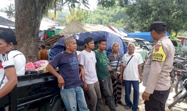 Bhabinkamtibmas-Pospol-Mego-Melakukan-Sambang-Dan-Dialogis-Di-Pasar-Lekebai