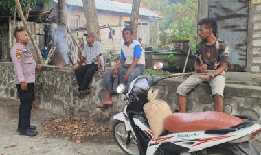 Jelang-Pemilu-Bhabinkamtibmas-Polsek-Lela-Sambang-Warga-Sampaikan-Pesan-Kamtibmas