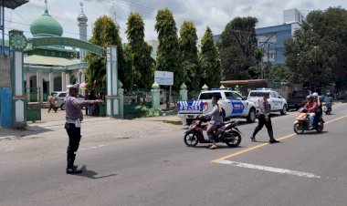 Satuan-Lalu-Lintas-Polres-Sikka-Berikan-Pengaturan-Arus-Lalu-Lintas-di-Tempat-Ibadah