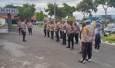 Pemantauan-Dan-Pengamanan-Pengepakan-Surat-Suara-Pemilu-2024-Oleh-Satgas-Operasi-Mantap-Brata-Polres-Sikka.