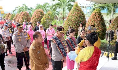 Tiba-di-Sikka,-Kapolda-NTT-Disambut-Forkopimda-dengan-Tarian-dan-Sapaan-Adat