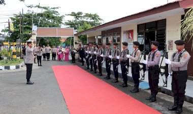 Tiba-di-Polres-Sikka,-Kapolda-NTT-Disambut-dengan-Sapaan-Adat-dan-Jajar-Kehormatan