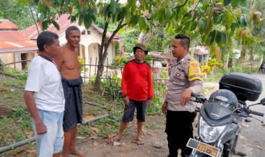 Ngobrol-Bersama-Warga,-Bhabinkamtibmas-Polsek-Nelle-Sampaikan-Himbauan-Kamtibmas