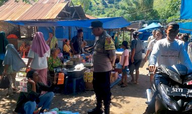 Bhabinkamtibmas-Patroli-Sambang-Di-Pasar--Sampaikan-Pesan-Kamtibmas