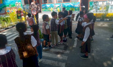 Kenalkan-Tertib-Lalu-Lintas-Sejak-Dini,-Unit-Kamsel-Sat-Lantas-Polres-Sikka-Kunjungi-Anak-anak-TK-Kemala-Bhayangkari-07-Maumere