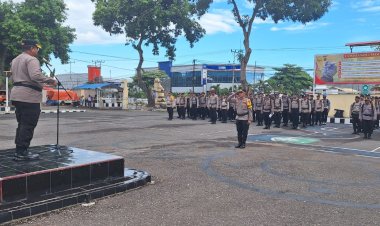 Kapolres-Sikka-pimpin-apel-pergesaran-pasukan-pengamanan-TPS-Jarak-Jauh-dalam-Pemilu-2024-di-Kab.-Sikka