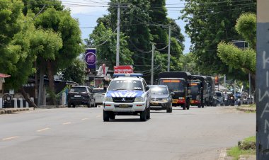 Patroli-Gabungan-TNI-Polri-Ciptakan-Kondisi-Kamtibmas-Aman-pada-Hari-H-Pemilu-2024-di-Maumere