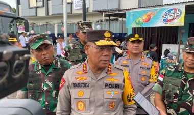 Pastikan-Pemilu-Berjalan-Lancar-di-Kota-Kupang,-Kapolda-NTT-Irjen-Pol.-Daniel-Tahi-Monang-Silitonga-Cek-TPS.-