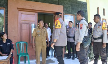 Kapolres-Sikka-Tinjau-Rapat-Pleno-PPK-di-Kecamatan-Magepanda:-Koordinasi-Erat-dengan-Penyelenggara-Pemilu