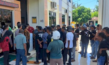 Pengamanan-Sidang-Perdana-Kasus-Penganiayaan-yang-Berujung-Meninggal-Digelar-di-Pengadilan-Negeri-Maumere