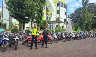 Personil-Sat-Lantas-Polres-Sikka-Memastikan-Keselamatan-dan-Kelancaran-Arus-Lalu-Lintas-di-Tempat-Ibadah