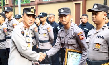 Apresiasi-Perolehan-Nilai-Kompetensi-Tertinggi,-Kadiv-Humas-Beri-Beasiswa-6-Bintara