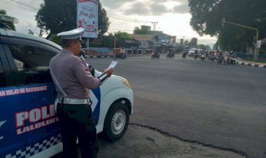 Unit-Kamsel-Sat-Lantas-Polres-Sikka-Rutin-Lakukan-Himbauan-Kamseltibcarlantas-di-Maumere