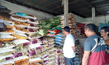 Menjelang-Hari-Raya-Idul-Fitri,-Polres-Sikka-Lakukan-Monitoring-Harga-Sembako-di-Pasar-Alok-Maumere