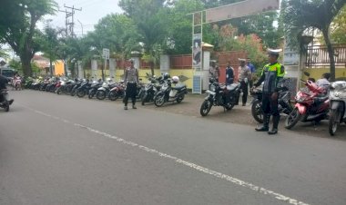 Personil-Satuan-Lalu-Lintas-Rutin-Lakukan-Pengamanan-Ibadah-Misa-di-Wilkum-Polres-Sikka