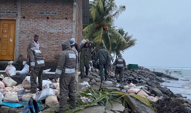 POLSEK-KEWAPANTE,-BPBD-DAN-BRIMOB-YON-B-PELOPOR-MAUMERE-BERSAMA-BANGUN -TANGGUL-DARURAT-ANTISIPASI-CUACA-EKSTREM